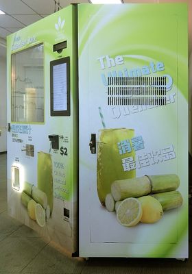フルーツのコンボの自動販売機のビルの硬貨は新しい砂糖きび機械を作動させた